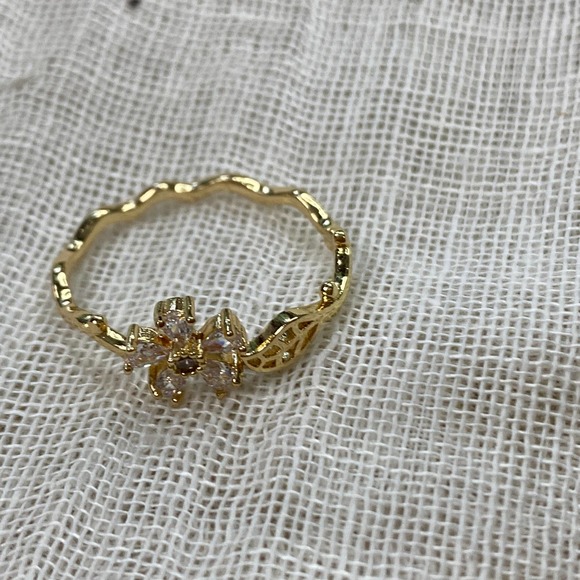 Flower Ring Adjustable One Size Womens Wrap Cuff Rhinestone Daisy Gold tone New - Picture 9 of 9